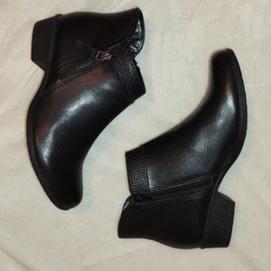 Small Black Rockport boots. Size 7.5 women's US, 5 women's UK.